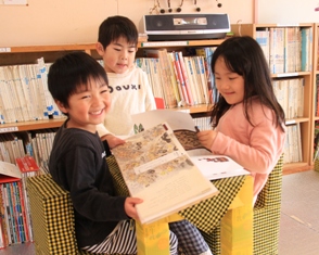 図書の購入（撮影場所：柿原幼稚園）